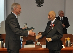 Prof. Zbigniew Strzelecki otrzymuje Medal PAN z rąk prezesa Polskiej Akademii Nauk Michała Kleibera