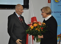 Prof. Zbigniew Strzelecki przyjmuje gratulacje