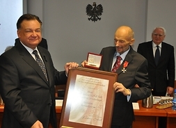 Prof. Zbigniew Strzelecki z marszałkiem Adamem Struzikiem po wręczeniu medalu „Pro Masovia” i dyplomu
