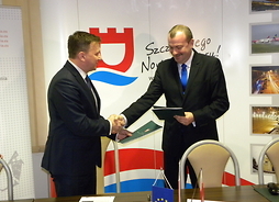 Członek zarządu Wiesław Raboszuk i burmistrz Jacek Kowalski po podpisaniu umowy
