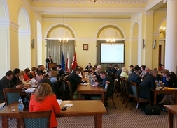 Radni województwa w trakcie sesji - przy mównicy Wiesław Kołodziejski (PiS)