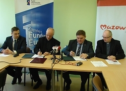 od lewej Marcin Kaca radny Radomia, ks. dr Jarosław Wojtkun, wicemarszałek Leszek Ruszczyk i ks. Mariusz Wincewicz