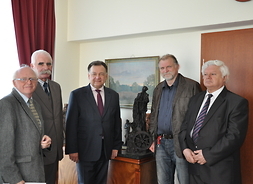 Marszałek Adam Struzik i przedstawiciele komitetu budowy pomnika