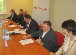 Marszałek Adam Struzik oraz przedstawiciele gmin Teresin i Mszczonów podpisują umowy na inwestycje wodociągowo-kanalizacyjne, które będą realizowane przy wsparciu finansowym z funduszy Unii Europejskiej
