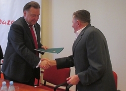 Marszałek Adam Struzik wręcza umowę burmistrzowi Mszczonowa Józefowi Kurkowi
