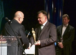 Marszałek Adam Struzik wręcza nagrodę Emilowi Wesołowskiemu