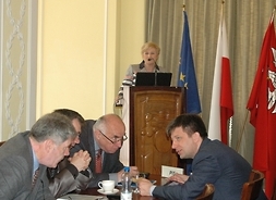 Radni Prawa i Sprawiedliwości w czasie przemówienia członka zarządu województwa mazowieckiego Elżbiety Lanc