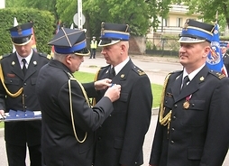 Dowódcy Jednostki Ratowniczo-Gaśniczej Państwowej Straży Pożarnej w Węgrowie otrzymują medale za zasługi