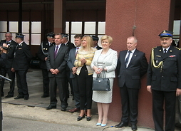 Goście uroczystości Powiatowy Dzień Strażaka przed Komendą Powiatową w Węgrowie. Na zdjęciu także członek zarządu województwa mazowieckiego Elżbieta Lanc