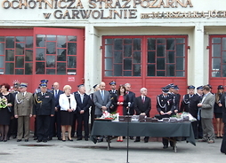 Goście uroczystości 140-lecia Ochotniczej Straży Pożarnej w Garwolinie przed jej siedzibą