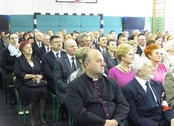 Liczni goście jubileuszu gminy Górzno w szkolnej sali gimnastycznej