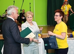 Członek zarządu Elżbieta Lanc wręcza nagrody okolicznościowe nauczycielom