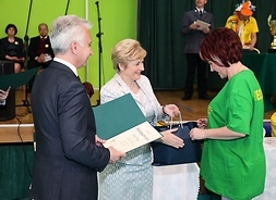Członek zarządu Elżbieta Lanc wręcza nagrody okolicznościowe nauczycielom