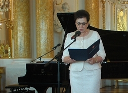 wiceprzewodnicząca sejmiku Wiesława Krawczyk odczytuje list marszałka