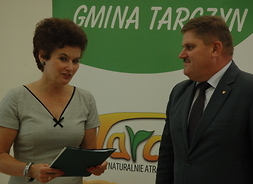 przekazanie umowy -  od lewej Burmistrz Tarczyna Barbara Garlicz i wicemarszałek Leszek Ruszczyk