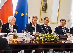 Prezydent Bronisław Komorowski rozmawia z przedstawicielami samorządu terytorialnego
