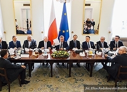 Prezydent Bronisław Komorowski rozmawia z przedstawicielami samorządu terytorialnego