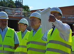 Marszałek Adam Struzik z przedstawicielami wykonawców na budowie nowego budynku szpitala psychiatrycznego „Drewnica” w Ząbkach