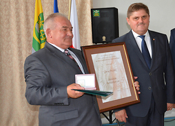Wspólne zdjęcie- wójt gminy Przyłęk z Medalem Pamiątkowy Pro Masovia w dłoni, obok wicemarszałek Leszek Ruszczyk