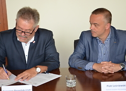 Burmistrz Grodziska Mazowieckiego Grzegorz Benedykciński i skarbnik miasta Piotr Leśniewski podpisują umowy na dofinansowanie unijne