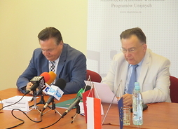Marszałek Adam Struzik i dyrektor szpitala wojewódzkiego w Płocku Stanisław Kwiatkowski podczas spotkania dotyczącego podpisania umowy na dofinansowanie z Unii Europejskiej