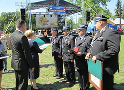 Medal Pamiątkowy ‘Pro Masovia’ i dyplomy uznania dla stażaków z Kamieńczyka wręcza członek zarządu Elżbieta Lanc