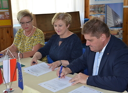 umowę na zakup sprzętu medycznego podpisują od lewej dyrektor szpitala Małgorzata Stachurska-Turos, członek zarządu Elżbieta Lanc i wicemarszałek Leszek Ruszczyk