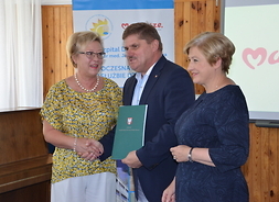 Umowę  na ręce dyrektor szpitala Małgorzaty Stachurska-Turos przekazują wicemarszałek Leszek Ruszczyk i członek zarządu Elżbieta Lanc