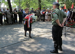 Członek zarządu Elżbieta Lanc składa wiązankę pod pomnikiem Armii Krajowej w Węgrowie