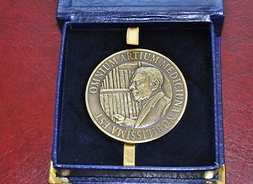 Medal  - Za zasługi dla Głównej Biblioteki Lekarskiej