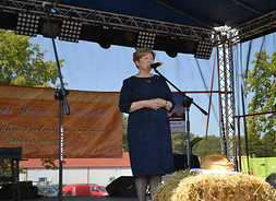 członek zarządu województwa mazowieckiego Elżbieta Lanc przemawia podczas dożynek gminno-parafialnych w Sadownem