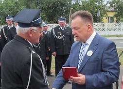 marszałek Adam Struzik i poseł Piotr Zgorzelski wręczają Medal Pamiątkowy 'Pro Masovia' prezesowi OSP Zągoty