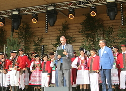 Członek zarządu Wiesław Raboszuk skierował słowa powitania do licznie zebranej publiczności