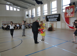 Elżbieta Lanc, członek zarządu województwa mazowieckiego, przekazuje piłki dla uczniów liceum