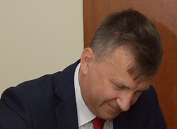 Burmistrz Jacek Kowalski podpisuje umowę na unijne dofinansowanie inwestycji drogowej w Nowym Dworze Mazowieckim.