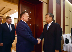 Uścisk dłoni na powitanie - marszałek Adam Ssitruzik i gubernator Guo Shuqing
