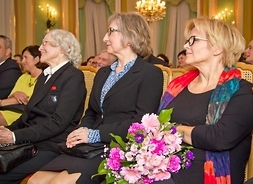 Na widowni siedzą: nominowana w kategorii „muzyka” Violetta Łabanow-Jastrząb, córka i żona Stefana Gierowskiego