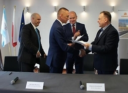marszałek Adam Struzik i dyrektor Oddziału GDDKiA Mirosław Nicewicz przekazują sobie podpisane porozumienie