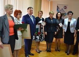 Wiceprzewodnicząca sejmiku Wiesława Krawczyk i Marszałek Adam Struzik w otoczeniu nagrodzonych