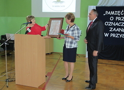 Członek zarządu Elżbieta Lanc wręcza medal Pro Masovia dla CKZiU w Siedlcach