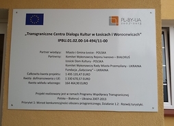 Tablica informacyjna programu na budynku Centrum Dialogu Kultur w Łosiacach