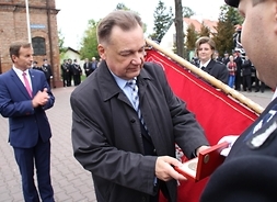 marszałek Adam Struzik wręcza Medal Pamiątkowy 'Pro Masovia'