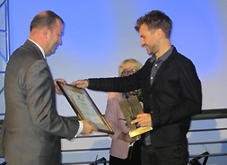 Członek zarządu Wiesław Raboszuk wręcza dyplom przedstawicielowi  muzeum z Mazowsza