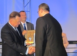 Marszałek Adam Struzik wręcza dyplom przedstawicielowi nagrodzonego muzeum