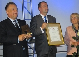 Marszałek Adam Struzik, członek zarządu Wiesław Raboszuk oraz prezes Halina Czubaszek z nagrodami dla laureatów konkursu