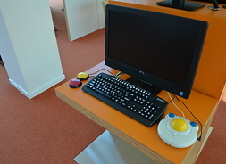 Przestrzeń ze stacjonarnymi komputerami do użytku czytelników.