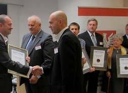 Członek zarządu województwa mazowieckiego Wiesław Raboszuk wręcza nagrodzonym Certyfikaty za Najlepszy Produkt Turystyczny Mazowsza