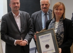 Członek zarządu województwa mazowieckiego Wiesław Raboszuk wraz z laureatami Certyfikatu