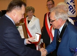Marszałek Adam Struzik wręcza Medal Pamiątkowy Pro Masovia dla Józefa Bieńkowskiego