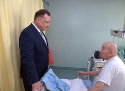 Marszałek Adam Struzik rozmawia z pacjentem